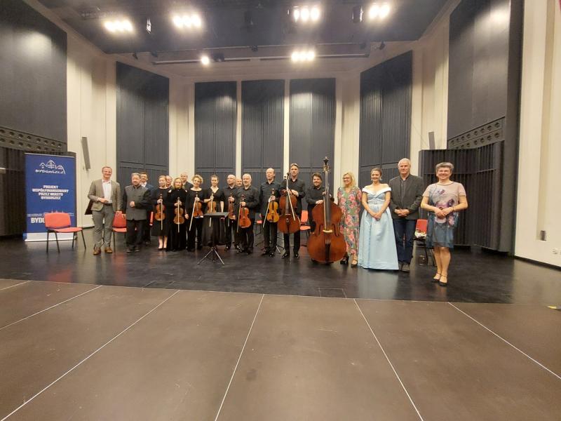 Orkiestra Arte Con Brio wraz z kompozytorami po koncercie inauguracyjnym
